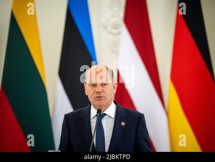 Vilnius, Lituanie. 07th juin 2022. Le chancelier allemand OLAF Scholz (SPD) prend la parole lors d'une conférence de presse. Au cours de ce voyage, Scholz visitera plus de 1 000 soldats de la Bundeswehr stationnés en Lituanie. C'est la première visite du Chancelier dans les États de l'est de l'OTAN depuis le début de la guerre. Credit: Michael Kappeller/dpa/Alay Live News Banque D'Images