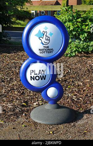 A Play Now National Lotto signe à l'extérieur d'un supermarché Tesco Extra à Sprowston, Norfolk, Angleterre, Royaume-Uni. Banque D'Images