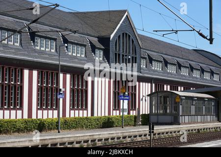 Potsdam, Allemagne. 03rd juin 2022. La gare historique Kaiserbahnhof de Potsdam Park-Sanssouci. Le hall a été restauré et rénové dans son design original avec des plafonds en chêne et des panneaux muraux. Le bâtiment sert la Deutsche Bahn (DB) comme académie de gestion. Deux calèches historiques sont utilisées comme salles de conférence. Des salles de séminaire et un auditorium pour 175 auditeurs ont été construits sous la station. Crédit : Soeren Stache/dpa/Alay Live News Banque D'Images