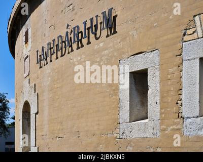 La ligne de fortification semi-circulaire entourant Komárno a été construite au 19th siècle. Il y a le Lapidaire romain qui attend ses visiteurs de 1993 à Banque D'Images