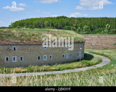 La ligne de fortification semi-circulaire entourant Komárno a été construite au 19th siècle. Il y a le Lapidaire romain qui attend ses visiteurs de 1993 à Banque D'Images