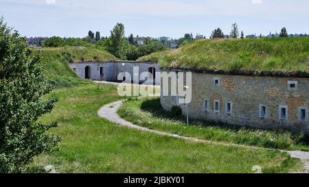 La ligne de fortification semi-circulaire entourant Komárno a été construite au 19th siècle. Il y a le Lapidaire romain qui attend ses visiteurs de 1993 à Banque D'Images