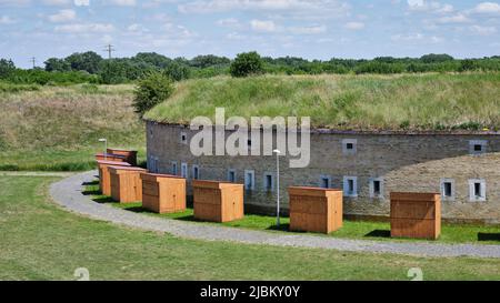 La ligne de fortification semi-circulaire entourant Komárno a été construite au 19th siècle. Il y a le Lapidaire romain qui attend ses visiteurs de 1993 à Banque D'Images