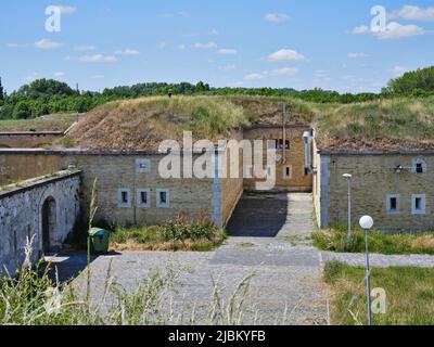 La ligne de fortification semi-circulaire entourant Komárno a été construite au 19th siècle. Il y a le Lapidaire romain qui attend ses visiteurs de 1993 à Banque D'Images