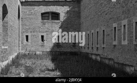 La ligne de fortification semi-circulaire entourant Komárno a été construite au 19th siècle. Il y a le Lapidaire romain qui attend ses visiteurs de 1993 à Banque D'Images