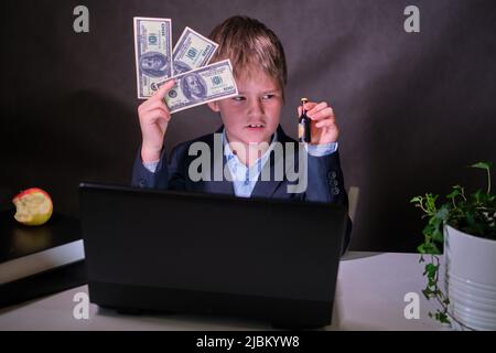 Un garçon heureux dans un costume d'école avec de l'argent et une bouteille d'alcool dans ses mains, copier l'espace sur un fond sombre de studio Banque D'Images