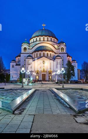 L'église illuminée de Saint Sava après le coucher du soleil à Bucarest, en Roumanie Banque D'Images