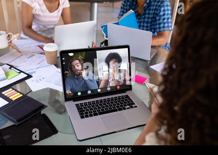 Collègues multiraciaux, hommes et femmes, lors d'une réunion avec une femme d'affaires biraciale. Unaltered, business, Wireless Technology, working, te Banque D'Images