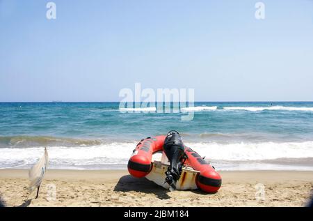 Bateau gonflable ou zodiac sur la plage de El Prat de Llobregat, Barcelone, Catalunya, Espagne Banque D'Images