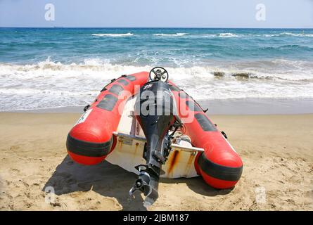 Bateau gonflable ou zodiac sur la plage de El Prat de Llobregat, Barcelone, Catalunya, Espagne Banque D'Images