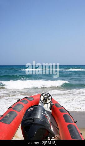 Bateau gonflable ou zodiac sur la plage de El Prat de Llobregat, Barcelone, Catalunya, Espagne Banque D'Images