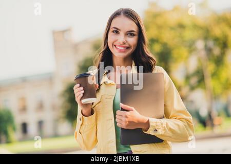 Portrait de la belle fille tendance entrepreneur buvant latte tenue portant ordinateur portable voyage à l'étranger tourisme d'anternation à l'extérieur Banque D'Images