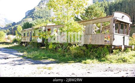 Des wagons de train abandonnés détruits par nature dans l'ancienne gare Canfranc, Huesca, Aragon, Espagne, Europe Banque D'Images