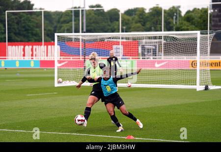 Nikita Parris (à droite) et Millie Bright, en Angleterre, se battent pour le ballon lors d'une séance d'entraînement au parc St George, Burton-upon-Trent. Date de la photo: Mardi 7 juin 2022. Banque D'Images