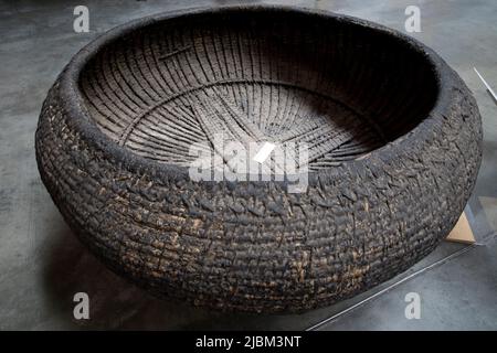 Guffa traditionnel arabe panier-comme le bateau comprenant un cadre en bois avec des roseaux tissés utilisés pour le ferry des personnes et de la cargaison le long des rivières Irak Banque D'Images