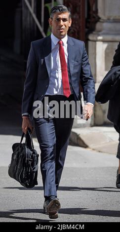 Londres, Royaume-Uni. 07th juin 2022. Le chancelier RISHI SUNAK arrive au Trésor à Westminster, le matin après que le Premier ministre Boris Johnson ait survécu à un vote de confiance. Crédit photo: Ben Cawthra/Sipa USA **NO UK SALES** crédit: SIPA USA/Alay Live News Banque D'Images