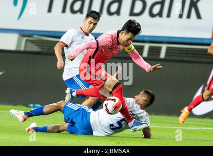 Daejeon, Corée du Sud. 6th juin 2022. Le son Heung-min (front R) de la Corée du Sud traverse un match amical entre le Chili et la Corée du Sud au stade de la coupe du monde de Daejeon à Daejeon, en Corée du Sud, au 6 juin 2022. La Corée du Sud a remporté le score du Chili de 2 à 0. (Photo par: Lee Young-ho/Sipa USA) crédit: SIPA USA/Alay Live News Banque D'Images