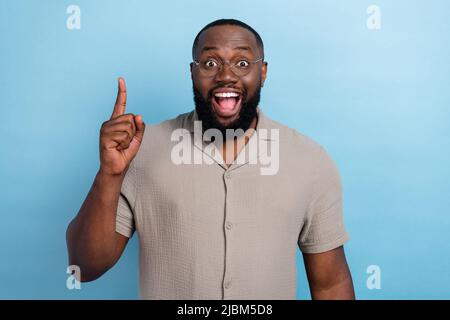 Portrait de l'homme positif étonnant point doigt brillant excellent choix isolé sur fond bleu Banque D'Images