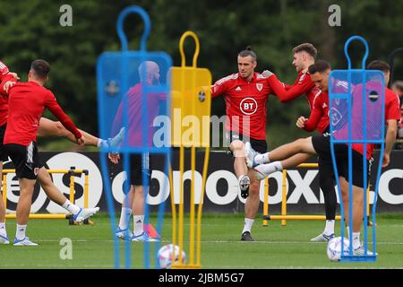 Cardiff, Royaume-Uni. 07th juin 2022. Gareth Bale du pays de Galles (c) lors de la session d'entraînement de l'équipe de football du pays de Galles au Vale Resort, Hensol, près de Cardiff, le mardi 7th juin 2022. L'équipe se prépare pour son prochain match, un match de l'UEFA Nations League contre les pays-Bas demain. Cette image ne peut être utilisée qu'à des fins éditoriales. Usage éditorial seulement, photo par Andrew Orchard/Andrew Orchard sports photographie/Alamy Live News crédit: Andrew Orchard sports photographie/Alamy Live News Banque D'Images