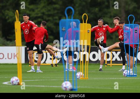 Cardiff, Royaume-Uni. 07th juin 2022. Gareth Bale du pays de Galles (3R) lors de la session d'entraînement de l'équipe de football du pays de Galles au Vale Resort, Hensol, près de Cardiff, le mardi 7th juin 2022. L'équipe se prépare pour son prochain match, un match de l'UEFA Nations League contre les pays-Bas demain. Cette image ne peut être utilisée qu'à des fins éditoriales. Usage éditorial seulement, photo par Andrew Orchard/Andrew Orchard sports photographie/Alamy Live News crédit: Andrew Orchard sports photographie/Alamy Live News Banque D'Images