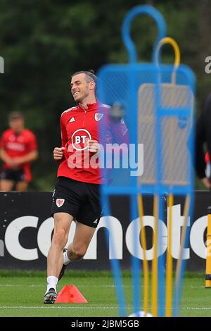 Cardiff, Royaume-Uni. 07th juin 2022. Gareth Bale du pays de Galles lors de la session d'entraînement de l'équipe de football du pays de Galles au Vale Resort, Hensol, près de Cardiff, le mardi 7th juin 2022. L'équipe se prépare pour son prochain match, un match de l'UEFA Nations League contre les pays-Bas demain. Cette image ne peut être utilisée qu'à des fins éditoriales. Usage éditorial seulement, photo par Andrew Orchard/Andrew Orchard sports photographie/Alamy Live News crédit: Andrew Orchard sports photographie/Alamy Live News Banque D'Images