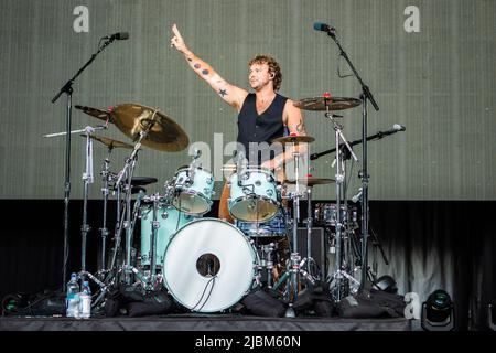 Vue sur la montagne, États-Unis. 05th juin 2022. Ashton Irwin - 5 secondes d'été se produit pendant les Wazzmatazz du Far 's au Shoreline Amphitheater sur 05 juin 2022 à Mountain View, Californie. Photo: CHRIS TUITE/imageSPACE/Sipa USA crédit: SIPA USA/Alay Live News Banque D'Images