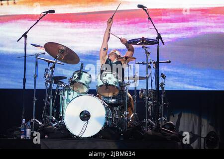 Vue sur la montagne, États-Unis. 05th juin 2022. Ashton Irwin - 5 secondes d'été se produit pendant les Wazzmatazz du Far 's au Shoreline Amphitheater sur 05 juin 2022 à Mountain View, Californie. Photo: CHRIS TUITE/imageSPACE/Sipa USA crédit: SIPA USA/Alay Live News Banque D'Images