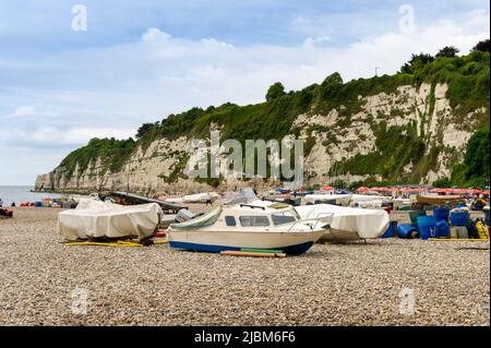 Bateaux de plaisance sur la plage à Beer, Devon, Angleterre Banque D'Images