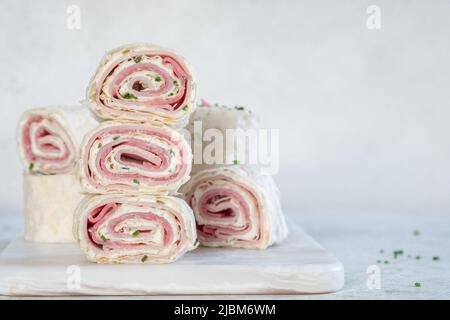 Jambon et fromage à la crème roulés dans une tortilla Banque D'Images