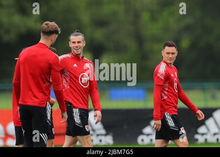 Cardiff, Royaume-Uni. 07th juin 2022. Gareth Bale du pays de Galles (c) lors de la session d'entraînement de l'équipe de football du pays de Galles au Vale Resort, Hensol, près de Cardiff, le mardi 7th juin 2022. L'équipe se prépare pour son prochain match, un match de l'UEFA Nations League contre les pays-Bas demain. Cette image ne peut être utilisée qu'à des fins éditoriales. Usage éditorial seulement, photo par Andrew Orchard/Andrew Orchard sports photographie/Alamy Live News crédit: Andrew Orchard sports photographie/Alamy Live News Banque D'Images