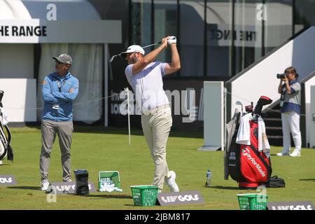 Hemel Hempstead, Herts, Royaume-Uni. 7th juin 2022. Dustin Johnson pratique, avant le LIV Golf Invitational Credit: Motofoto/Alay Live News Banque D'Images