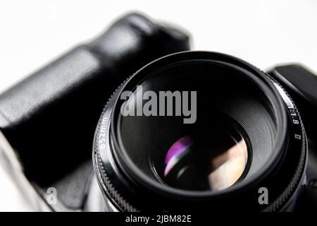 Appareil photo reflex numérique professionnel avec objectif objectif 50 mm F1,8 en macro gros plan pour afficher les détails de l'équipement photographique Banque D'Images