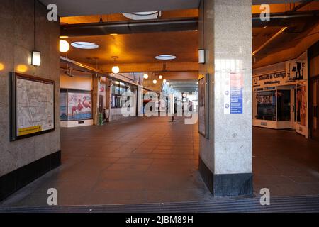 Le personnel du métro de Londres a organisé une grève de 24 heures le lundi 6 juin , le lendemain de la fin de semaine du jubilé de platine après une dispute en cours sur les réductions d'emplois qui pourraient déclencher des grèves ferroviaires dans tout le pays plus tard le mois prochain . Banque D'Images