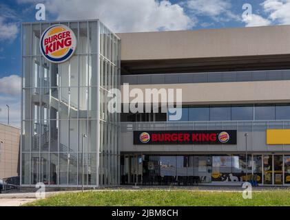 Borgo San Dalmazzo, Cuneo, Italie - 03 juin 2022: Burger King fast food restaurant, Burger King Corporation est un célèbre restaurant international de restauration rapide Banque D'Images