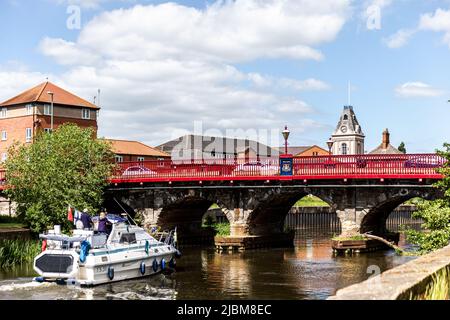 Pont Newark sur la rivière Trent, avec des bateaux, et le pont historique Trent, construit en 1775. Banque D'Images