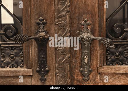 L'extérieur de l'ancienne porte décorée en bois. Afficher les détails. Banque D'Images