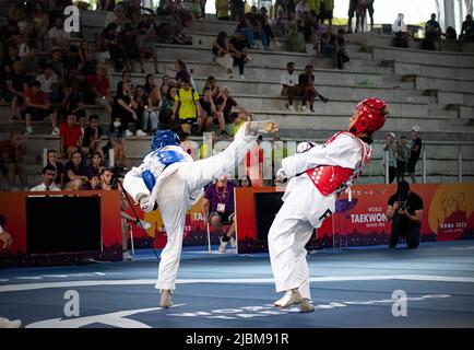 Une femme de taekwondo batte pendant le match. Championnat du monde de Taekwondo, Rome, Italie, juin 4 2022 Banque D'Images