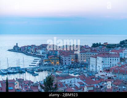 Vue aérienne de Piran, une station balnéaire de la côte Adriatique slovène Banque D'Images