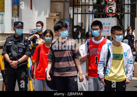 Changzhou, Chine. 07th juin 2022. Les étudiants portant un masque facial sortent de la salle d'examen après le premier sujet de l'examen d'entrée au collège national. Outre un report à Shanghai en raison de la COVID-19, le gaokao, également connu sous le nom d'examen d'entrée à l'université nationale de Chine, aura lieu sur 7 juin et 8 dans tout le pays, en présence d'infections sporadiques à la COVID-19 dans certains endroits. Cette année, un nouveau sommet de 11,93 millions d'étudiants à travers le pays vont passer l'examen et parmi eux, au moins 48 000 participants vont passer leur examen à Beijing. Crédit : SOPA Images Limited/Alamy Live News Banque D'Images