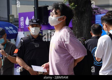 Changzhou, Chine. 07th juin 2022. Un étudiant de sexe masculin portant un masque est titulaire d'un billet d'entrée alors qu'il se prépare à l'examen d'entrée à l'université nationale. Outre un report à Shanghai en raison de la COVID-19, le gaokao, également connu sous le nom d'examen d'entrée à l'université nationale de Chine, aura lieu sur 7 juin et 8 dans tout le pays, en présence d'infections sporadiques à la COVID-19 dans certains endroits. Cette année, un nouveau sommet de 11,93 millions d'étudiants à travers le pays vont passer l'examen et parmi eux, au moins 48 000 participants vont passer leur examen à Beijing. Crédit : SOPA Images Limited/Alamy Live News Banque D'Images