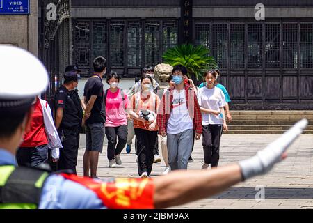 Changzhou, Chine. 07th juin 2022. Les étudiants portant un masque facial sortent de la salle d'examen après le premier sujet de l'examen d'entrée au collège national. Outre un report à Shanghai en raison de la COVID-19, le gaokao, également connu sous le nom d'examen d'entrée à l'université nationale de Chine, aura lieu sur 7 juin et 8 dans tout le pays, en présence d'infections sporadiques à la COVID-19 dans certains endroits. Cette année, un nouveau sommet de 11,93 millions d'étudiants à travers le pays vont passer l'examen et parmi eux, au moins 48 000 participants vont passer leur examen à Beijing. Crédit : SOPA Images Limited/Alamy Live News Banque D'Images