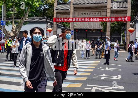 Changzhou, Chine. 07th juin 2022. Les étudiants portant un masque facial sortent de la salle d'examen après le premier sujet de l'examen d'entrée au collège national. Outre un report à Shanghai en raison de la COVID-19, le gaokao, également connu sous le nom d'examen d'entrée à l'université nationale de Chine, aura lieu sur 7 juin et 8 dans tout le pays, en présence d'infections sporadiques à la COVID-19 dans certains endroits. Cette année, un nouveau sommet de 11,93 millions d'étudiants à travers le pays vont passer l'examen et parmi eux, au moins 48 000 participants vont passer leur examen à Beijing. Crédit : SOPA Images Limited/Alamy Live News Banque D'Images