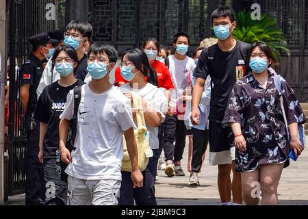 Changzhou, Chine. 07th juin 2022. Les étudiants portant un masque facial sortent de la salle d'examen après le premier sujet de l'examen d'entrée au collège national. Outre un report à Shanghai en raison de la COVID-19, le gaokao, également connu sous le nom d'examen d'entrée à l'université nationale de Chine, aura lieu sur 7 juin et 8 dans tout le pays, en présence d'infections sporadiques à la COVID-19 dans certains endroits. Cette année, un nouveau sommet de 11,93 millions d'étudiants à travers le pays vont passer l'examen et parmi eux, au moins 48 000 participants vont passer leur examen à Beijing. Crédit : SOPA Images Limited/Alamy Live News Banque D'Images
