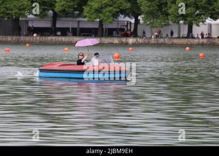 6 juin 2022, Hanovre, Basse-Saxe, Allemagne: Touristes appréciant l'été au lac Maschsee à Hanovre, Allemagne. (Credit image: © Tubal Sapkota/Pacific Press via ZUMA Press Wire) Banque D'Images