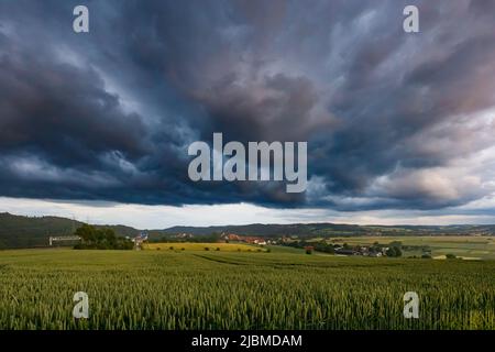 Nuages sombres dans la vallée de Werra à Herleshausen Banque D'Images