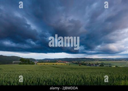 Nuages sombres dans la vallée de Werra à Herleshausen Banque D'Images