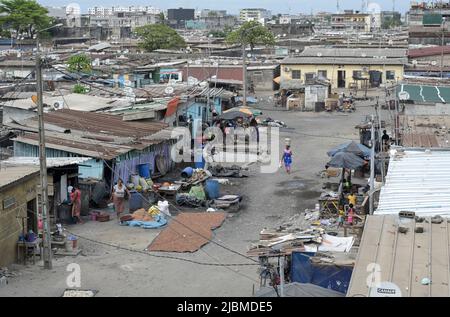 CÔTE D'IVOIRE, Abidjan, Koumassi-RAMASIS, bidonville Divo, antenne satellite pour la réception de la télévision payante française canal plus / ELFENBEINKUESTE, Abidjan, Stadtteil Koumassi-RAMASIS, Armenviertel Divo Banque D'Images