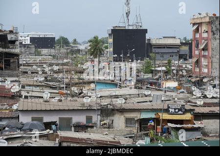 CÔTE D'IVOIRE, Abidjan, Koumassi-RAMASIS, bidonville Divo, antenne satellite pour la réception de la télévision payante française canal plus / ELFENBEINKUESTE, Abidjan, Stadtteil Koumassi-RAMASIS, Armenviertel Divo Banque D'Images