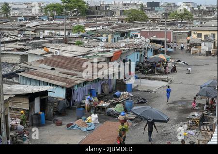 CÔTE D'IVOIRE, Abidjan, Koumassi-RAMASIS, bidonville Divo, antenne satellite pour la réception de la télévision payante française canal plus / ELFENBEINKUESTE, Abidjan, Stadtteil Koumassi-RAMASIS, Armenviertel Divo Banque D'Images