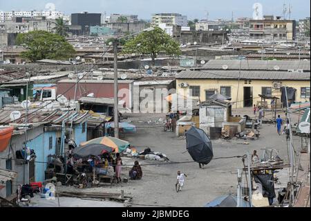 CÔTE D'IVOIRE, Abidjan, Koumassi-RAMASIS, bidonville Divo, antenne satellite pour la réception de la télévision payante française canal plus / ELFENBEINKUESTE, Abidjan, Stadtteil Koumassi-RAMASIS, Armenviertel Divo Banque D'Images